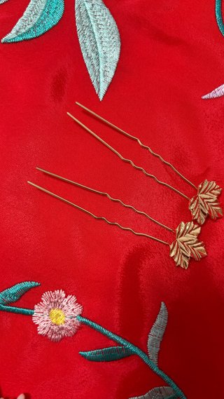 Set de 3 horquillas y 2 peinetas doradas