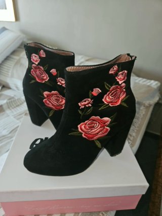 Stivaletti neri con tacco e rose