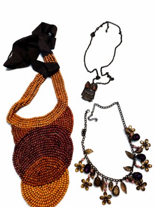 Collares artesanales de madera y metal