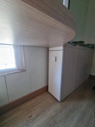 Escritorio de madera con cajones