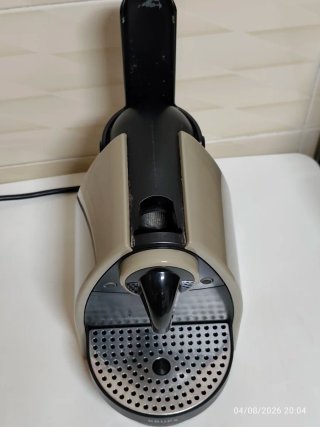 Cafetera Nespresso Krups Beige y Negra