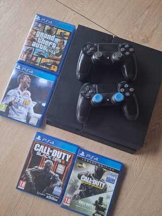 PS4 500GB + 2 controller + 4 giochi