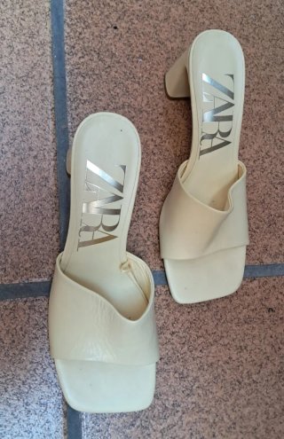 Sandalia con tacon Zara