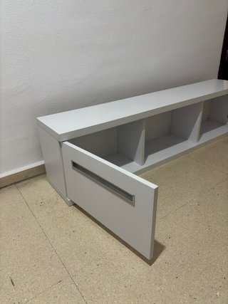 Estantería blanca con puertas