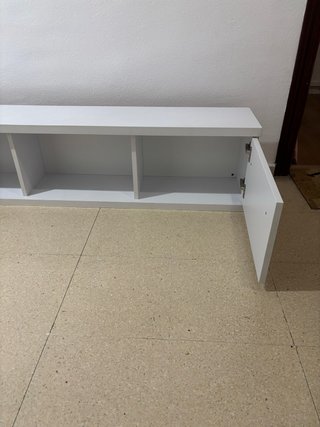 Estantería blanca con puertas