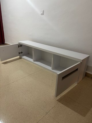 Estantería blanca con puertas