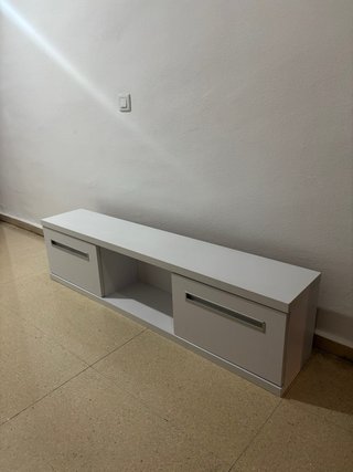 Estantería blanca con puertas