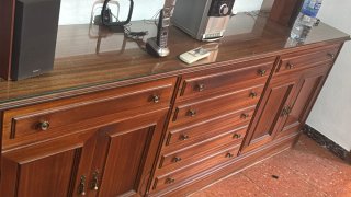 Mueble de madera con tapa de cristal