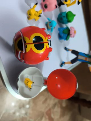 Ash con Pikachu y Pokeballs
