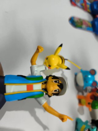 Ash con Pikachu y Pokeballs