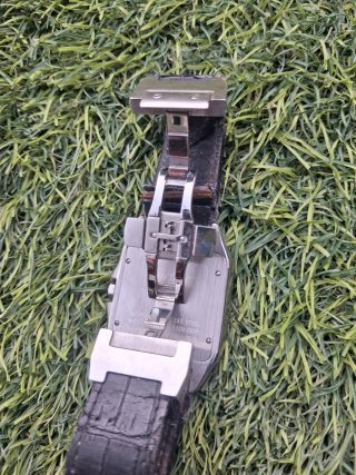 Una correa rota que muestra signos de desgaste. Re