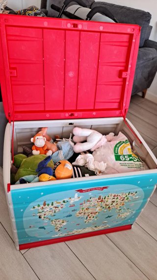 Baúl de juguetes y peluches