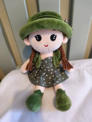 Muñeca de trapo con vestido floral