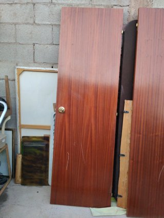 Puerta de madera de caoba