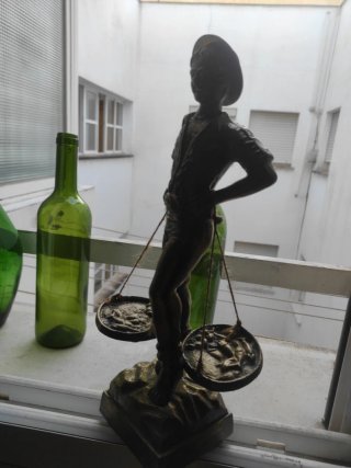 Figura Cenachero Bronce 34 cm de altura Base 9 cm
