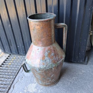 Cántaro de cobre antiguo