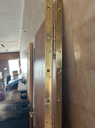 Puerta de madera blindada con cerradura multipunto