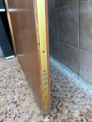Puerta de madera blindada con cerradura multipunto