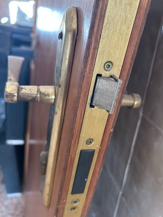 Puerta de madera blindada con cerradura multipunto