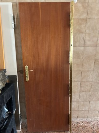 Puerta de madera blindada con cerradura multipunto