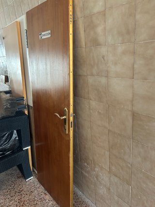 Puerta de madera blindada con cerradura multipunto