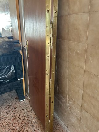 Puerta de madera blindada con cerradura multipunto