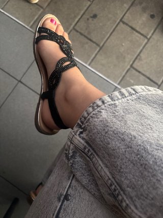 Sandalias negras con pedrería (las ahi blancas tmb