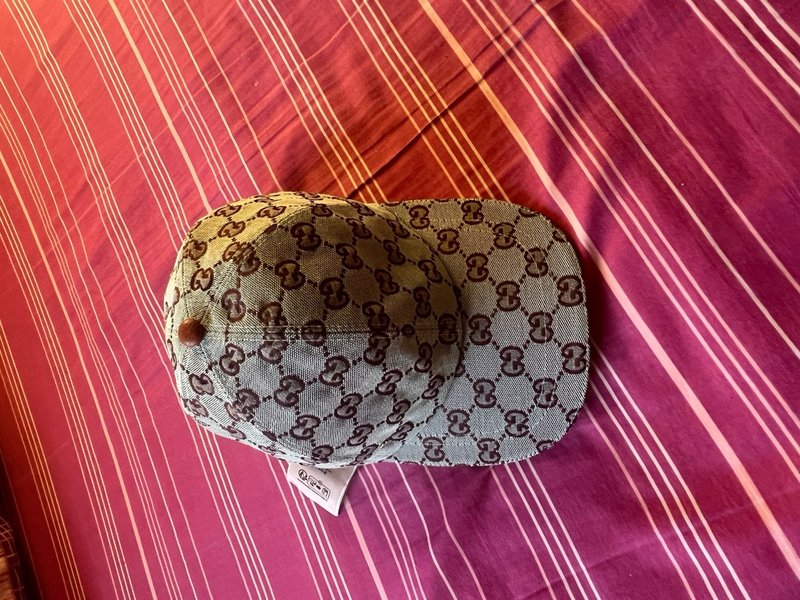 Gorra gris estampada estilo urbano