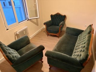 Sofá y sillones clásicos verdes estilo Luis XV