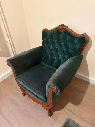 Sofá y sillones clásicos verdes estilo Luis XV