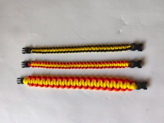 Llaveros, pulseras y colgantes