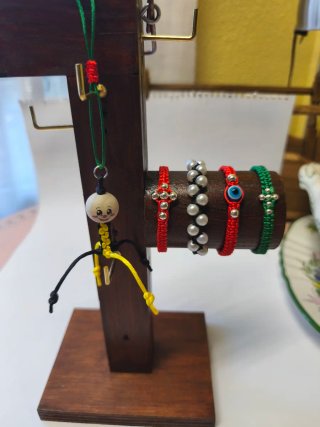 Llaveros, pulseras y colgantes