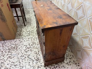Mesa auxiliar antigua de madera