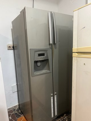 Frigorífico combi gris con dispensador