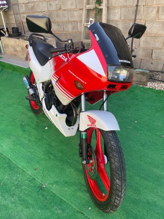 Honda NSR Moto Deportiva Roja y Blanca