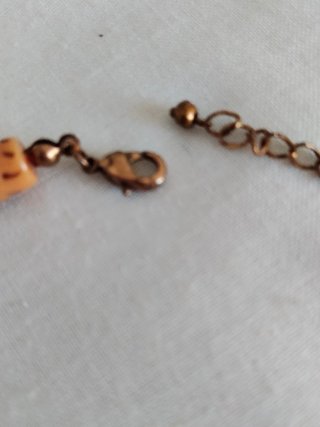 Collar tipo gargantilla coral y cuentas