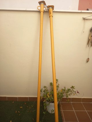 Puntales de obra amarillos