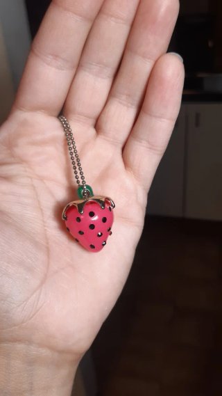 Collana con ciondolo fragola