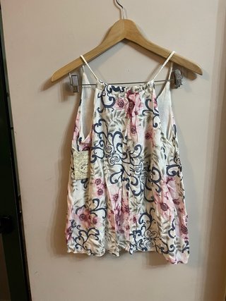 Top floral rosa y blanco