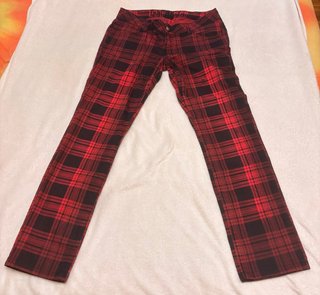 Pantalones de cuadros rojos y negros