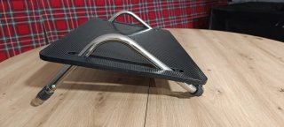 Reposapiés  negro y plateado para oficina