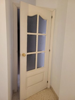 Puerta blanca con cristales decorados para pasillo