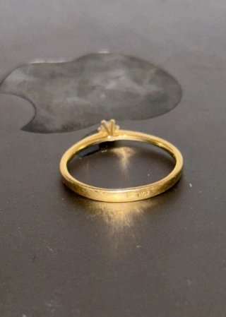 Anello in oro 18k con design elegante