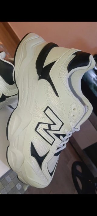 Zapatillas New Balance Blancas y Negras talla 40