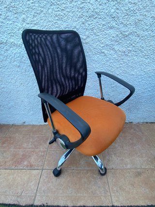 Silla de oficina ergonómica naranja y negra