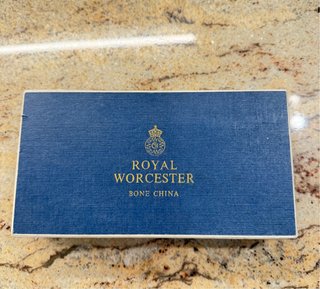Jarrón Royal Worcester con plato y caja