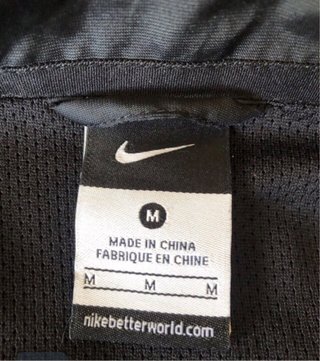 Chaqueta deportiva Nike negra.