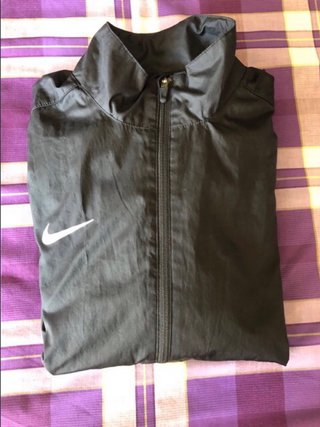 Chaqueta deportiva Nike negra.