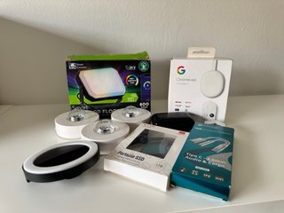 Set di accessori elettronici: Chromecast, SSD, luci LED RGB Smart Connect