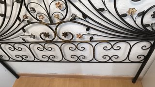 Cabecero de forja con flores